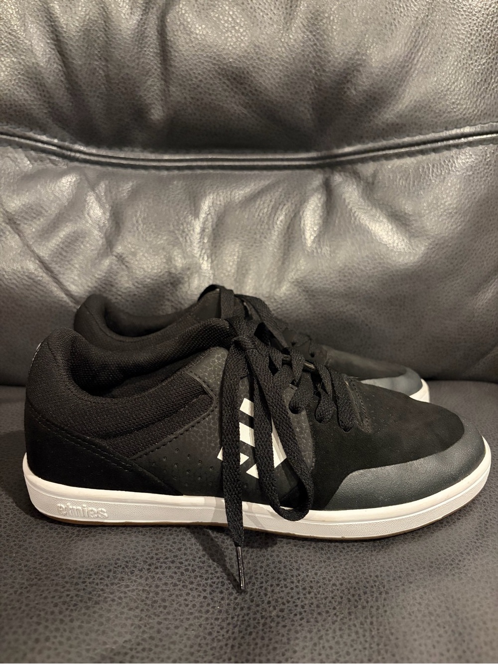 Etnies Black and White Low-Top Skate Sneakers Marana